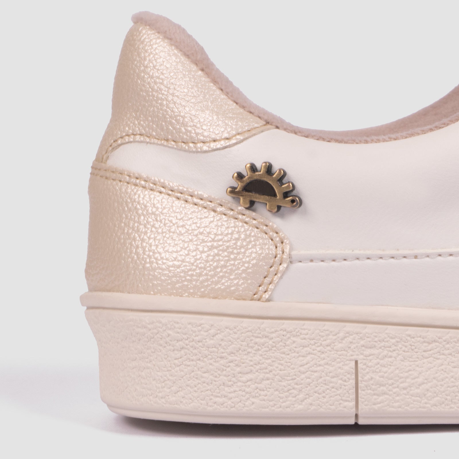 Tenis Groovy Dorado